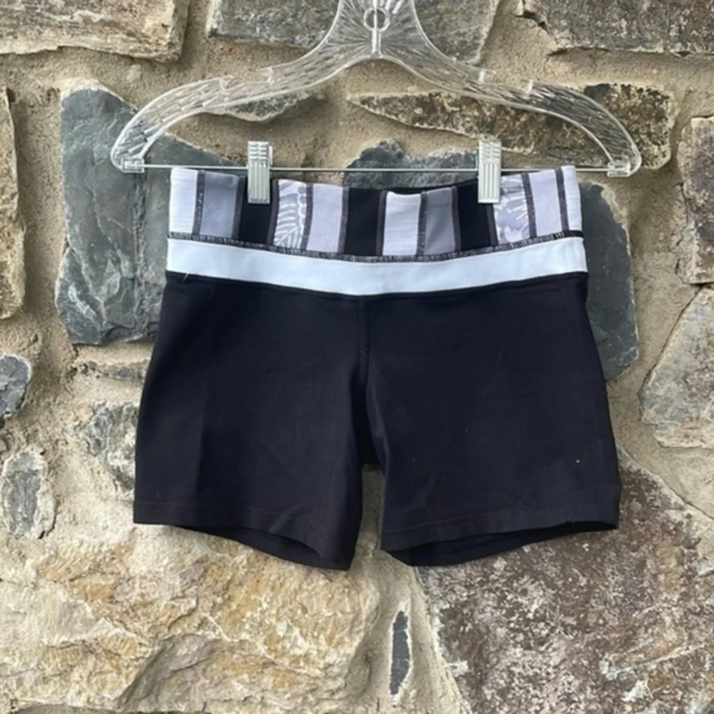 Lululemon Reverse Groove Short (Regular) Black / Quilting Spring 22 / White Sz 6